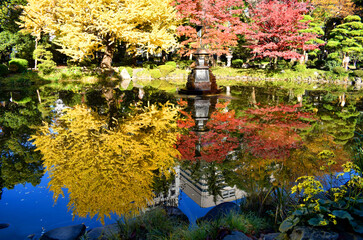 日比谷公園の紅葉と水鏡