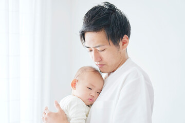 赤ちゃんを抱く父親