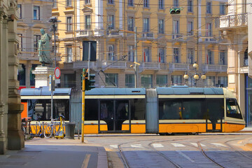 Obraz premium Tram giallo a Milano, Italia, Yellow street car in Milan, Italy 