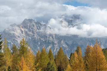  Dolomitas no outono, Cortina D'Ampezzo na Itália. Zig Koch