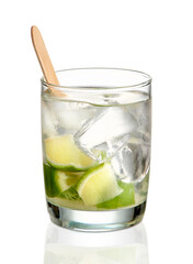 Caipirinha drink tradicional brasileira, isolado em fundo branco