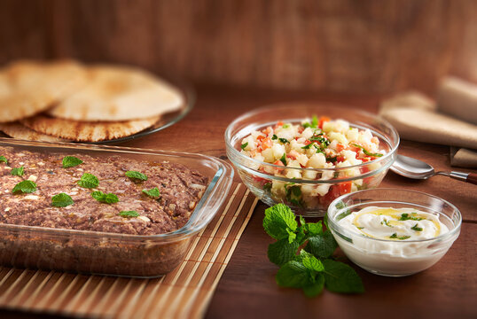 Refei&ccedil;&atilde;o ao estilo Arabe com quibe assado, Tabule e qualhada fresca.