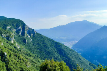 Fototapeta na wymiar Vista panoramica sulle montagne dal forte Corbin in Val di Gevano in Veneto, viaggi e paesaggi in Italia