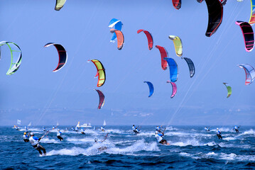 kitesurf competition group people surfing - obrazy, fototapety, plakaty