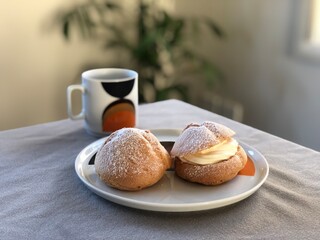 皿の上のクリームパフ（シュークリーム）