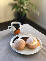 手作りのクリームパフ（シュークリーム）
