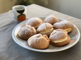 皿の上のクリームパフ（シュークリーム）