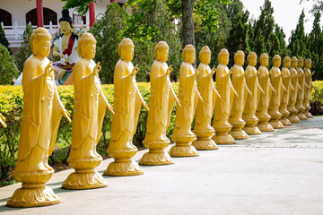Estatuas em templo budista 