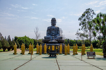 Estatuas em templo budista 