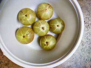  gooseberry in a bowl.