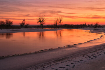 Zachód słońca na rzeką w zimie