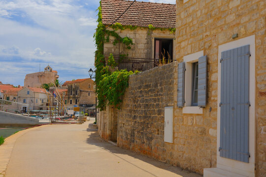 Vrboska, wyspa Hvar budynki wioski chorwackiej
