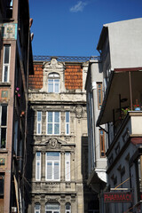 Schöne sanierte alte Fassade in engen Gassen bei Sonnenschein in Karaköy im Stadtteil Beyoglu in...