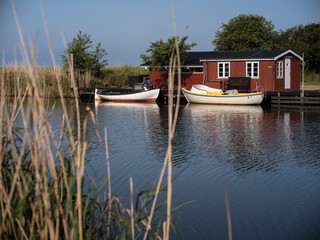 Kleinfischerei Fischerboote im Schilf