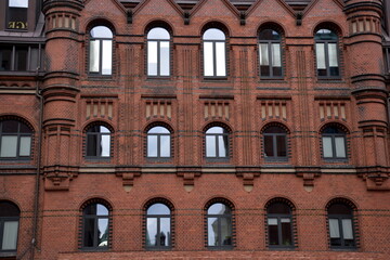 Fototapeta na wymiar Rote Gewerbefassaden in der Hafencity von Hamburg