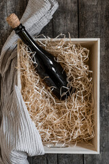 Naklejka premium straw box service wine black wood background storage packing