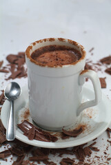 Delicioso Chocolate quente caseiro  em caneca branca 