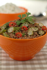 bowl com carne e quiabo brasileiro