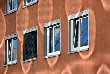 Lichtkringel auf einer Hausfassade in Freiburg