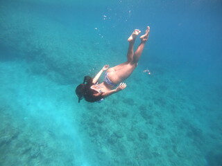Fototapeta na wymiar Mujer sumergida haciendo snorkel