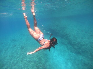mujer en bikini haciendo snorkel