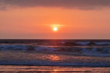 Obraz premium Atardecer sobre el mar. Atardecer mágico.