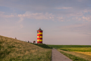 Fototapeta na wymiar strand meer landschaft wasser Leuchtturm pilsum 