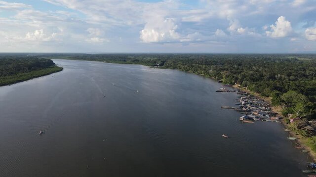 hermosa vista panoramica de las orillas del rio ucayali en la selva peruana