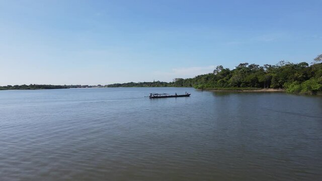 sobrevolando un bote de mercado en la selva peruana