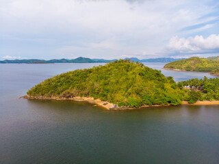 Obraz premium フィリピン、パラワン州のブスアンガ島コロン島周辺をドローンで撮影した空撮写真 Aerial photo taken by drone around Coron Island, Busuanga, Palawan, Philippines. 