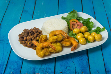 camarones apanados con arroz y menestra y papas chauchas con ensalada