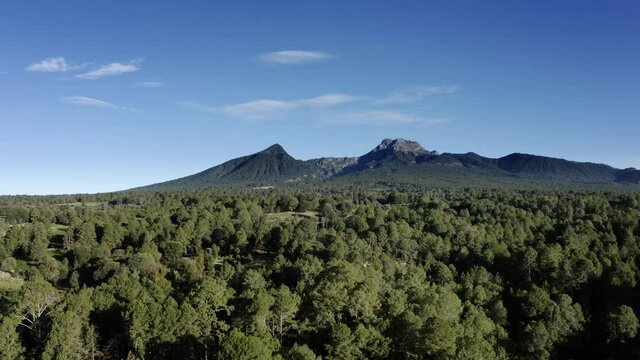 Toma airea de La Malinche, con bosque abajo. Monta&ntilde;a mexicana en Puebla, M&eacute;xico.
