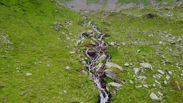 Bach an der Ahornspitze im Zillertal in &Ouml;sterreich. Wandern am Ahorn, die Alpen erleben. Luftaufnahme mit der Drohne. Aerial landscape view with drone in austria.