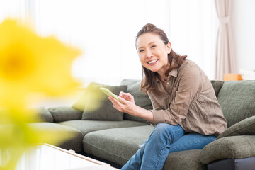 Obraz premium スマートフォンを見るシニア女性