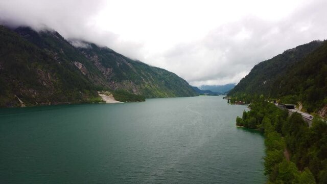 Aussicht am Achensee in &Ouml;sterreich. Luftaufnahme mit der Drohne bei eher windigem und bew&ouml;lktem Wetter. In der N&auml;he vom Zillertal und der Bayrischen Grenze. Aerial drone view in austria. 