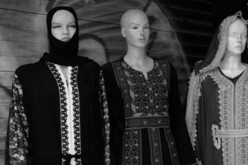 Weibliche Schaufensterpuppen in traditioneller türkischer Kleidung vor einem Geschäft in Taksim...