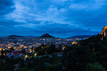 ギリシャ　アテネのアレオパゴスの丘から見えるリカヴィトスの丘とアテネの夜景