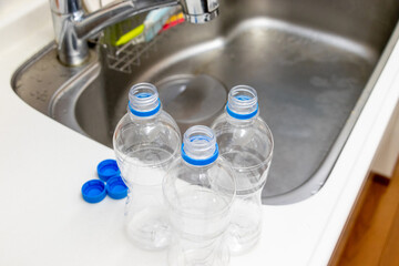 キッチンのシンクと空のペットボトル