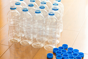 空のペットボトルとキャップ