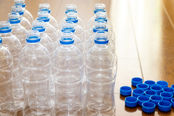 透明な空っぽのペットボトルと青色のキャップ