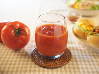 トマトジュースと朝食