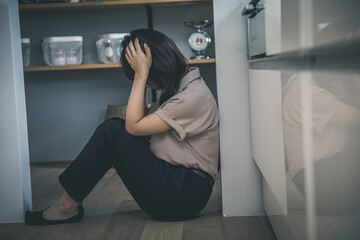 Fototapeta premium 暗い部屋で女性が一人床に座って頭を抱えている woman room 