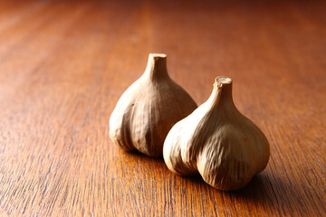 黒にんにく　木目背景