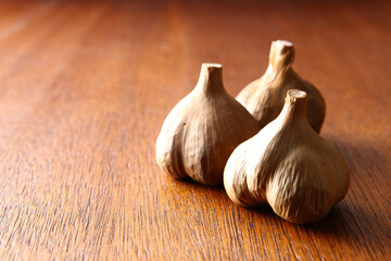 黒にんにく　木目背景