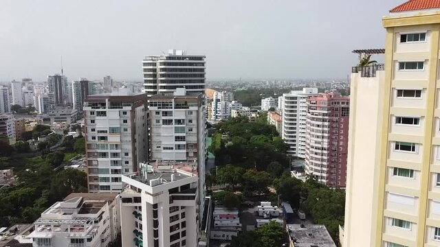 vuelo de dron capturando edificios de la ciudad, apartamentos residenciales de gran altura, zona de la esperilla