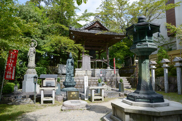岩間寺　ぼけ封じ観音と鐘楼　滋賀県大津市