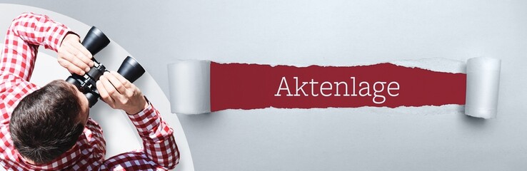 Aktenlage. Mann (Anwalt) bei Beobachtung mit Fernglas. Fokus auf Text/Wort in einem Papier Riss.