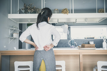 キッチンで女性が腰に手を当てている後ろ姿の上半身　Kitchen woman 