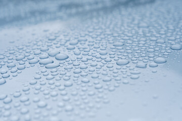 車の塗装にはじかれた水滴　ワックス　雨