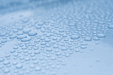 車の塗装にはじかれた水滴　ワックス　雨